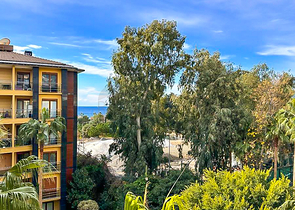 Luxury 2+1 apartment on the first line in the center of Alanya