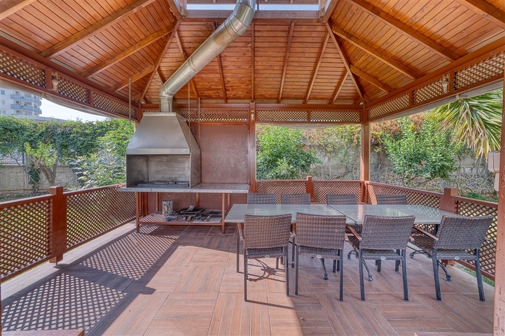 One-bedroom apartment with a beautiful view of the infrastructure