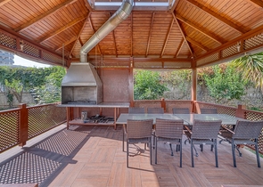 One-bedroom apartment with a beautiful view of the infrastructure