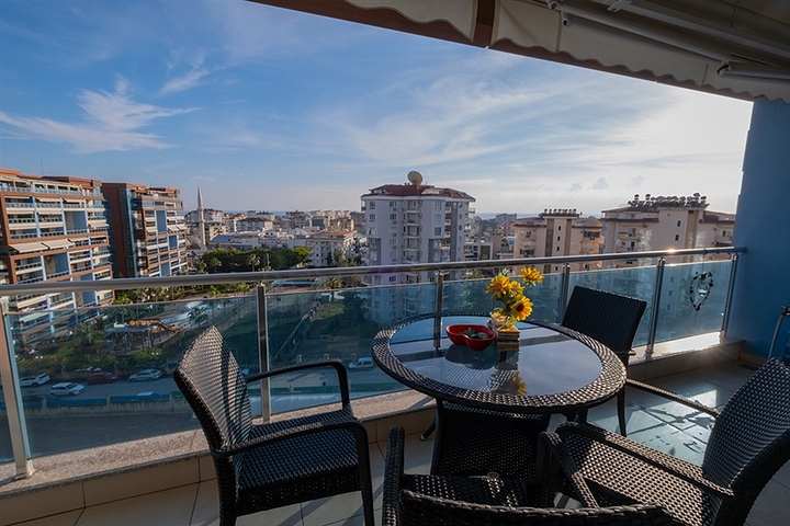 Spacious 1+1 apartment in the central area of Alanya