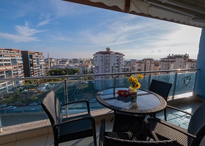 Spacious 1+1 apartment in the central area of Alanya