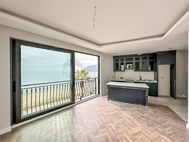 One bedroom apartment in the center of Alanya with panoramic sea views