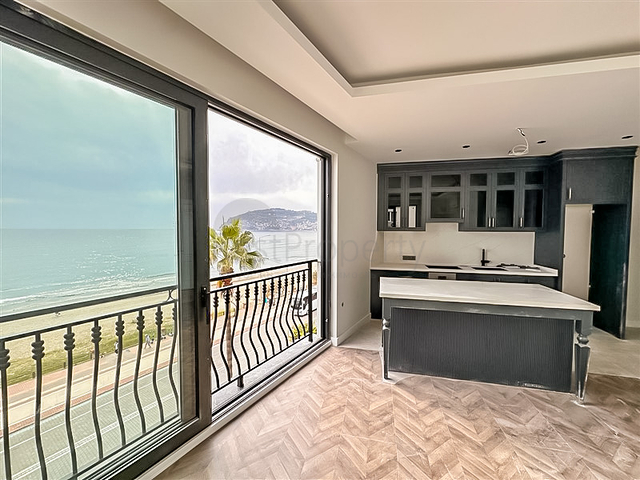 One bedroom apartment in the center of Alanya with panoramic sea views