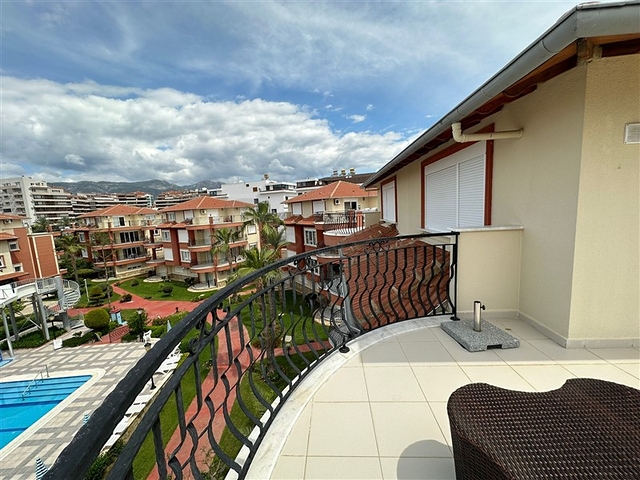 4+1 riverfront penthouse in Kestel district