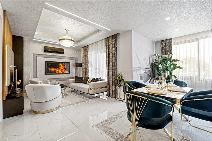 Three-bedroom penthouse with designer renovation