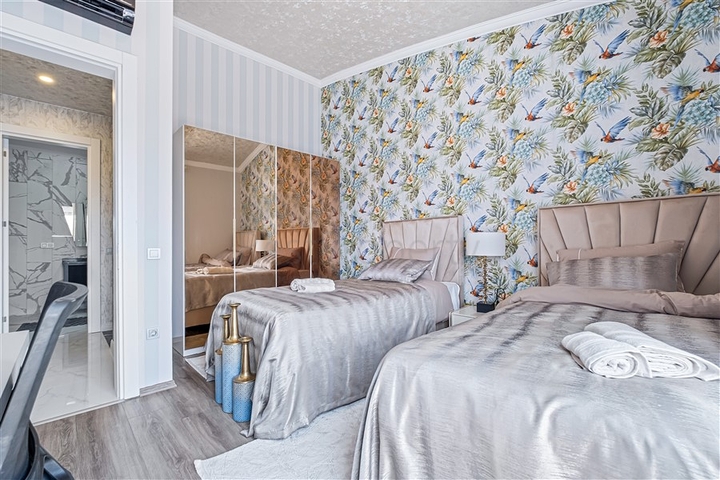 Three-bedroom penthouse with designer renovation