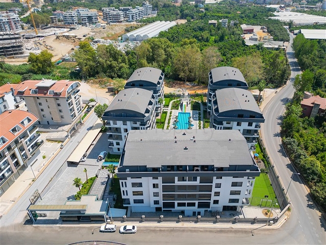 Three-bedroom penthouse with designer renovation