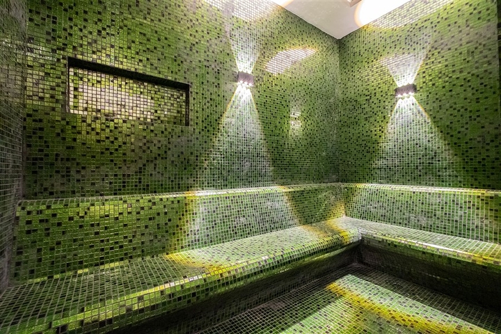 Three-bedroom penthouse with designer renovation