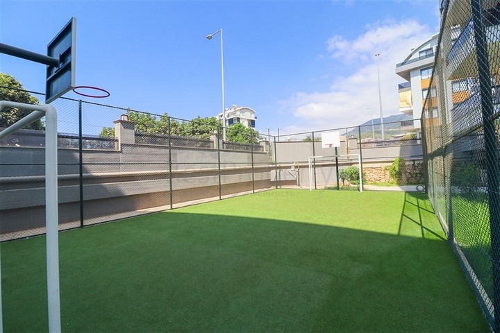 Three-bedroom penthouse with designer renovation