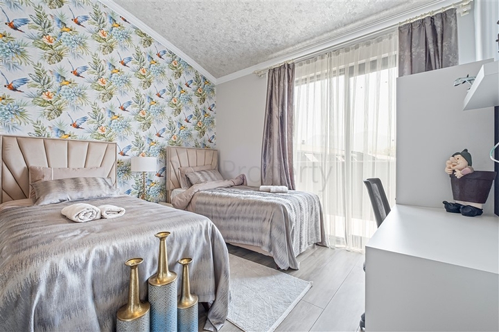 Three-bedroom penthouse with designer renovation