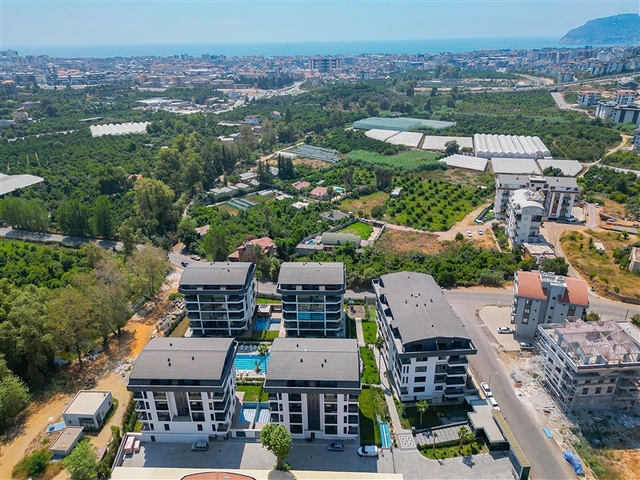 Three-bedroom penthouse with designer renovation