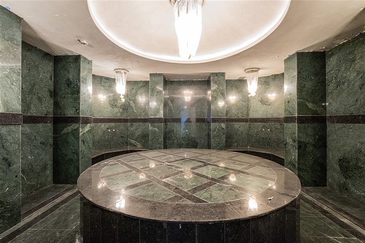 Three-bedroom penthouse with designer renovation