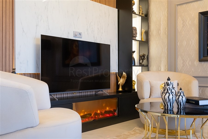 Three-bedroom penthouse with designer renovation