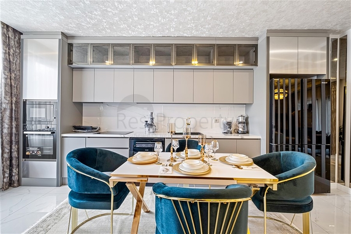 Three-bedroom penthouse with designer renovation