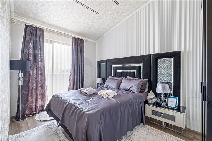 Three-bedroom penthouse with designer renovation