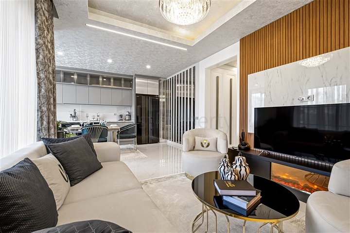 Three-bedroom penthouse with designer renovation