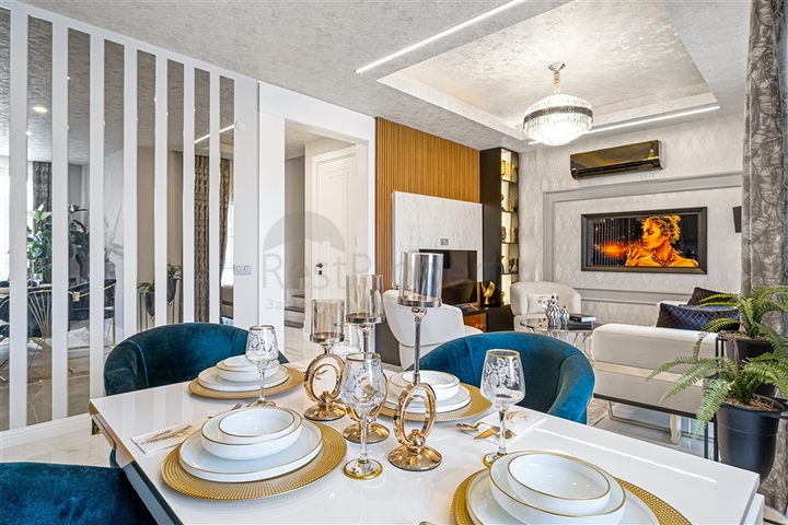 Three-bedroom penthouse with designer renovation