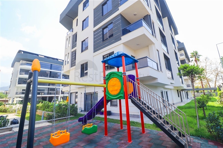 Three-bedroom penthouse with designer renovation