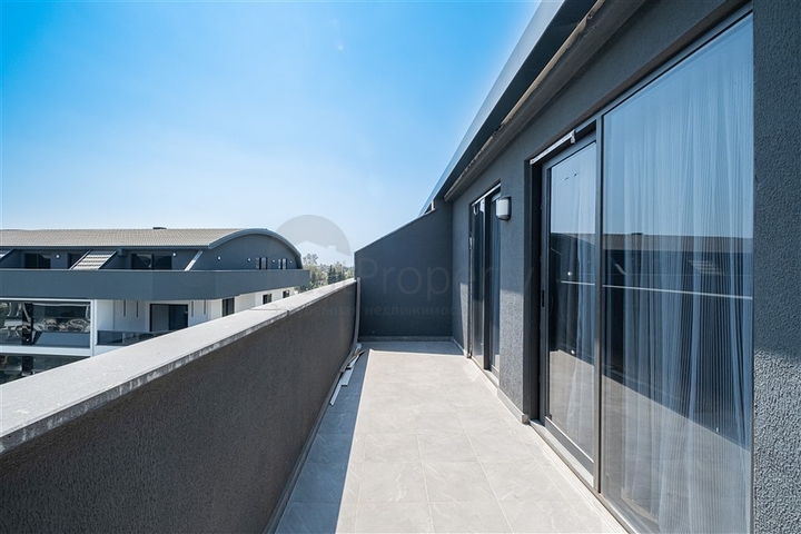 Three-bedroom penthouse with designer renovation