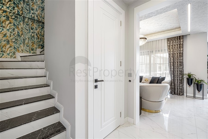 Three-bedroom penthouse with designer renovation