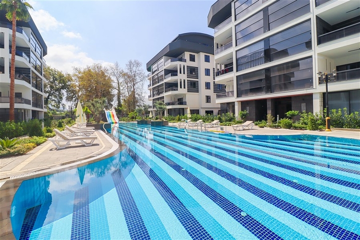 Three-bedroom penthouse with designer renovation