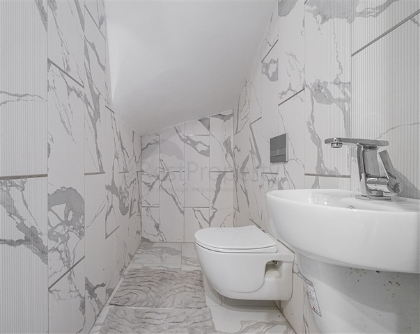 Three-bedroom penthouse with designer renovation