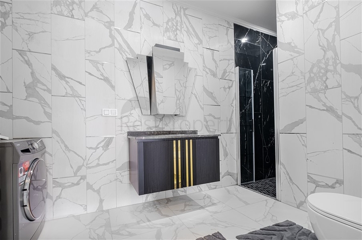 Three-bedroom penthouse with designer renovation