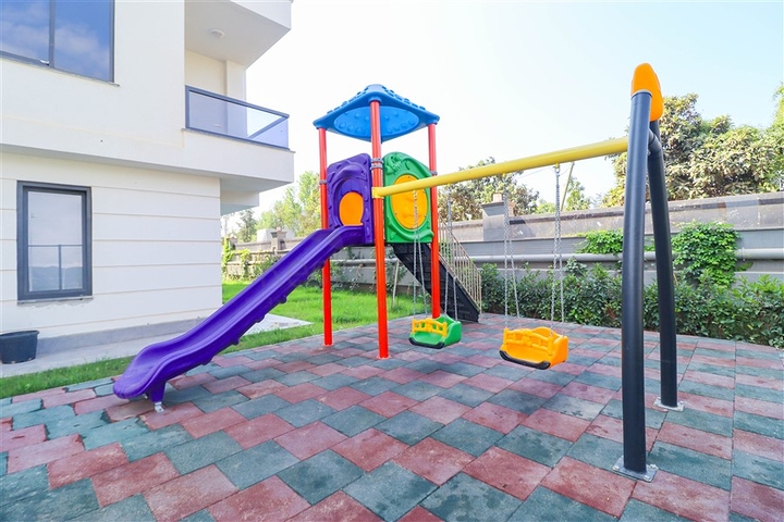 Three-bedroom penthouse with designer renovation