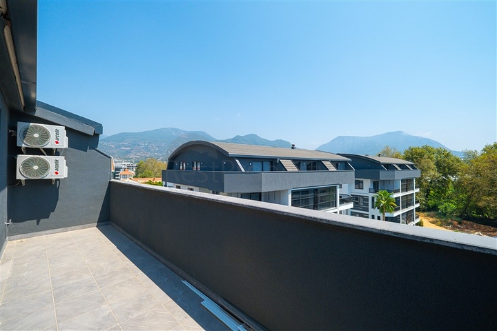 Three-bedroom penthouse with designer renovation