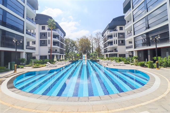 Three-bedroom penthouse with designer renovation