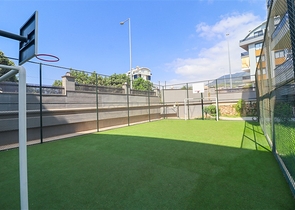 Three-bedroom penthouse with designer renovation