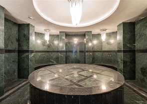 Three-bedroom penthouse with designer renovation