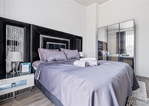 Three-bedroom penthouse with designer renovation