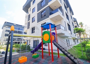 Three-bedroom penthouse with designer renovation