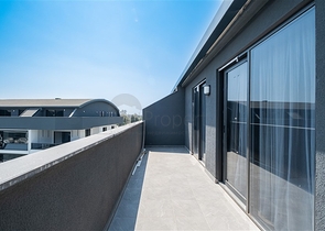 Three-bedroom penthouse with designer renovation