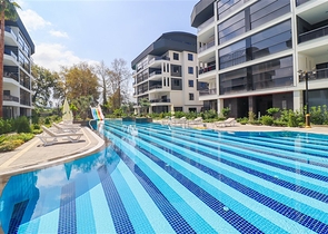 Three-bedroom penthouse with designer renovation