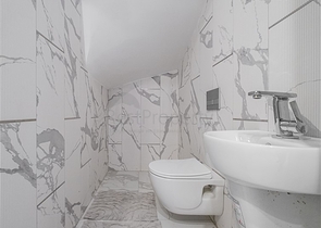 Three-bedroom penthouse with designer renovation