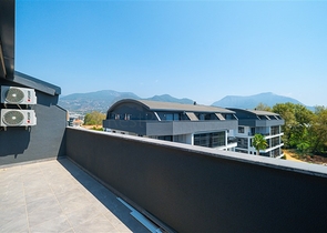 Three-bedroom penthouse with designer renovation