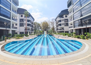 Three-bedroom penthouse with designer renovation