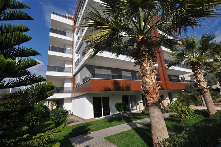 Spacious two-bedroom apartment with a beautiful view of the pool