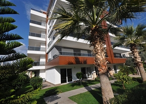 Spacious two-bedroom apartment with a beautiful view of the pool