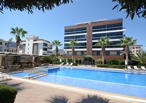 Spacious two-bedroom apartment with a beautiful view of the pool