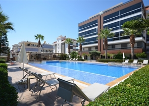 Spacious two-bedroom apartment with a beautiful view of the pool