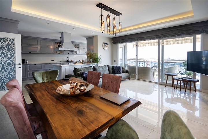 Petnhouse with a unique layout of 6+1 for a residence permit