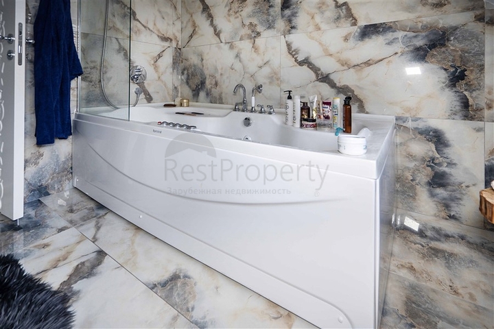 Petnhouse with a unique layout of 6+1 for a residence permit