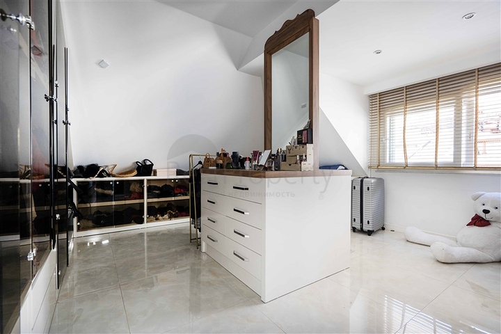 Petnhouse with a unique layout of 6+1 for a residence permit