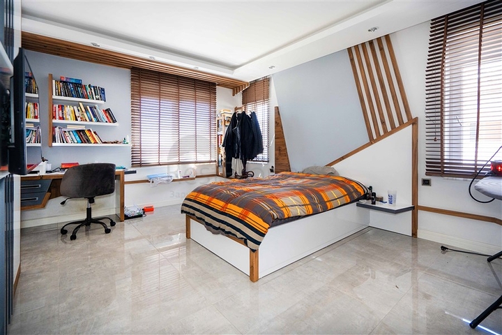 Petnhouse with a unique layout of 6+1 for a residence permit