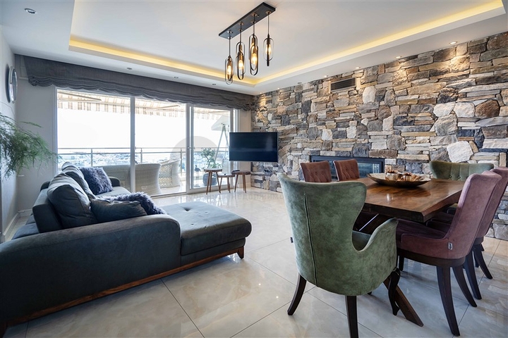 Petnhouse with a unique layout of 6+1 for a residence permit