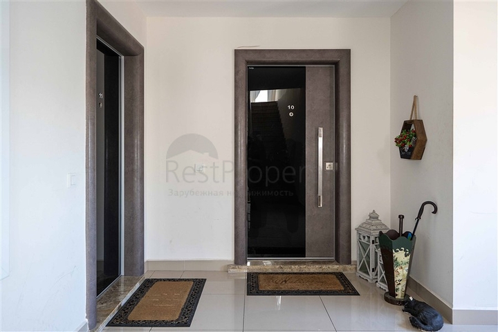 Petnhouse with a unique layout of 6+1 for a residence permit