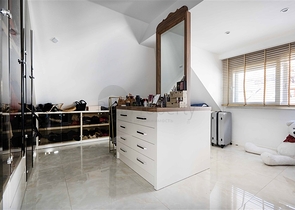 Petnhouse with a unique layout of 6+1 for a residence permit